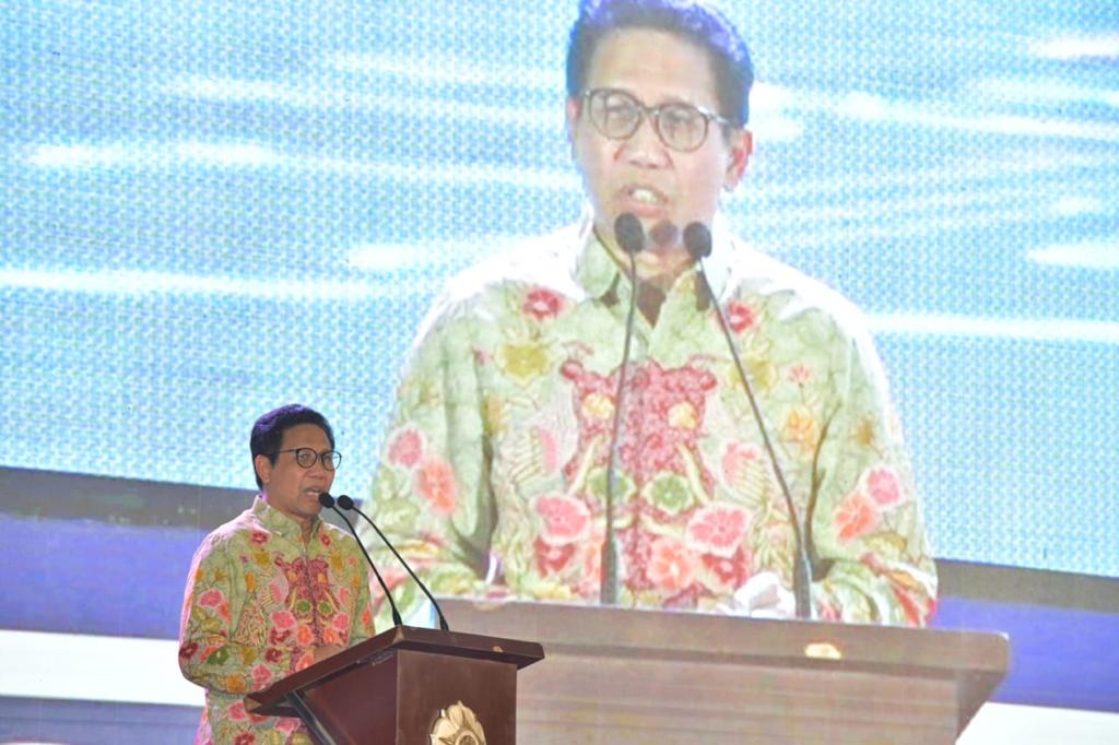 Mendes PDTT Abdul Halim Iskandar, saat membuka Rakornas Transmigrasi 2023 dan Pembekalan Mahasiswa KKN-PPM UGM di Grha Sabha Pramana UGM, Yogyakarta, Selasa (16/5/2023). Sumber foto: Humas Kemendes PDTT