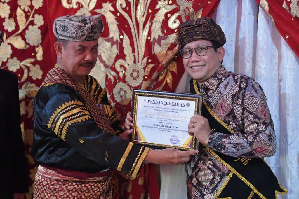 Gus Halim saat menerima gelar penghargaan di Sumbar. Sumber foto: Kemendes PDTT.