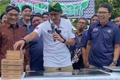 Menparekraf bersama masyarakat Desa Wukirsari Sumber Foto: Akun Instagram @sandiuno