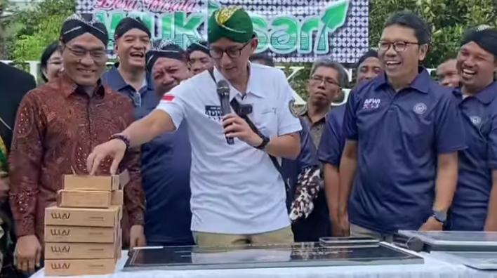 Menparekraf bersama masyarakat Desa Wukirsari Sumber Foto: Akun Instagram @sandiuno