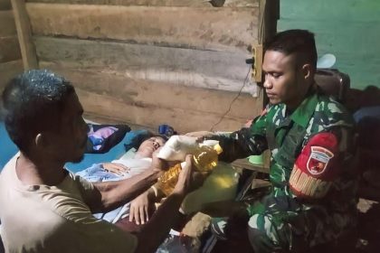 Babinsa Desa Sambiki Tua saat Memberikan Santunan kepada Warga Binaan. Sumber foto: Istimewa