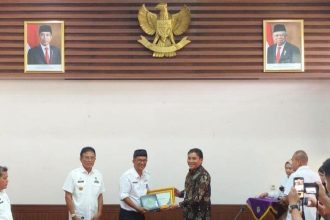 Kades Panjalu Menerima Penghargaan, Sumber Foto: Akun Instagram @desa_panjalu