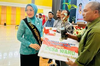 Ketua TP-PKK Provinsi Maluku, Widya Pratiwi Murad Menyerahkan Bantuan 1.000 Anakan Bibit Pala, Yang Diterima Oleh Ketua Kelompok Tani Tunas Pemuda Desa Waru, Samsudin Kilbaren. Sumber Foto: Istimewa