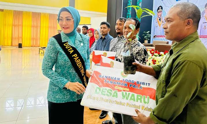 Ketua TP-PKK Provinsi Maluku, Widya Pratiwi Murad Menyerahkan Bantuan 1.000 Anakan Bibit Pala, Yang Diterima Oleh Ketua Kelompok Tani Tunas Pemuda Desa Waru, Samsudin Kilbaren. Sumber Foto: Istimewa