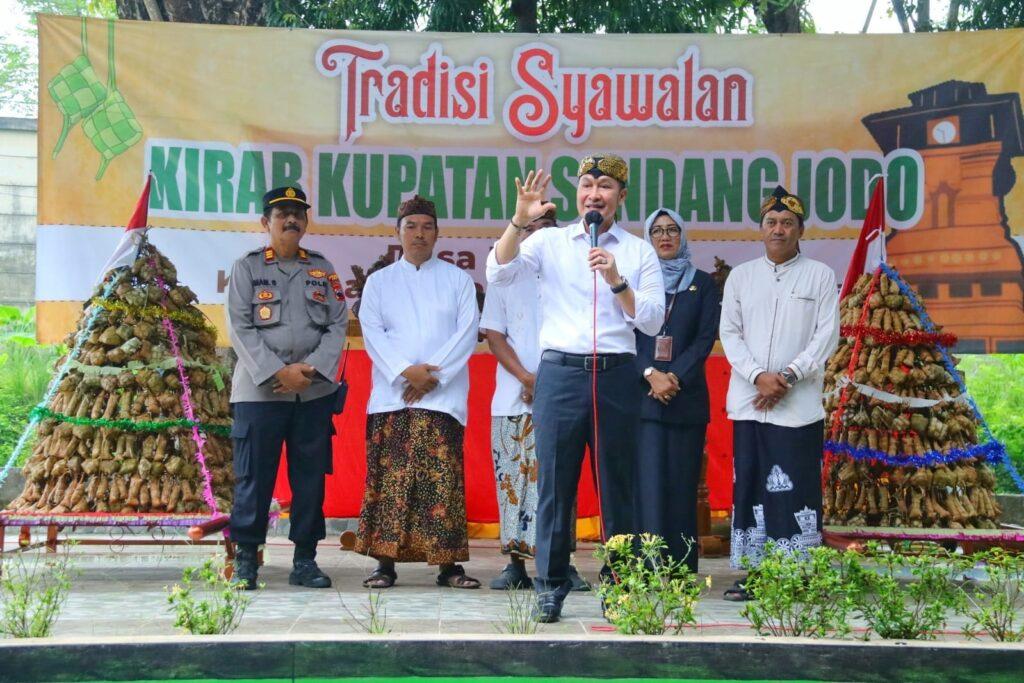 Bupati Kudus Hartopo saat menghadiri Tradisi Syawalan Kirab Kupatan Sendang Jodo, Sabtu (29/4/2023). Sumber Foto: jatengprov.go.id