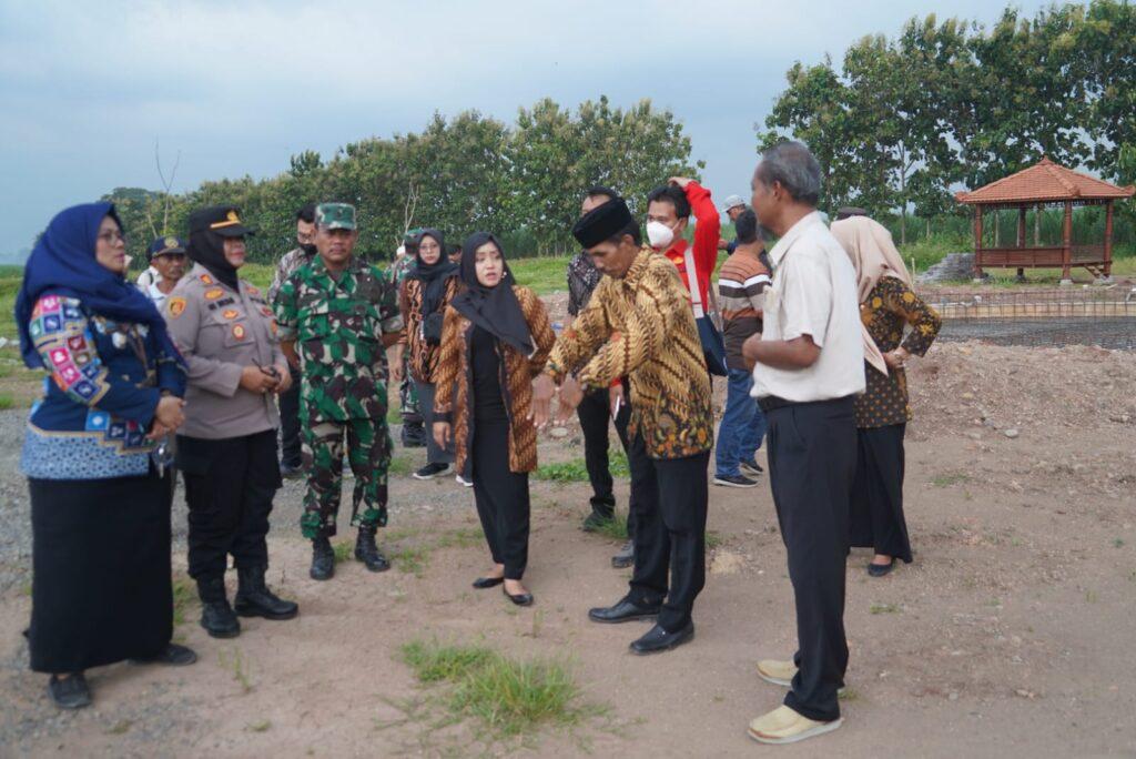 Bupati Mojokerto, Ikfina Fahmawati saat meninjau pembangunan RTH Desa Sumber Foto: mojokertokab.go.id