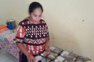 Anggota PKK Desa Sopo saat menyiapkan makanan untuk dikirim ke anak stunting dan ibu hamil Sumber Foto: Istimewa