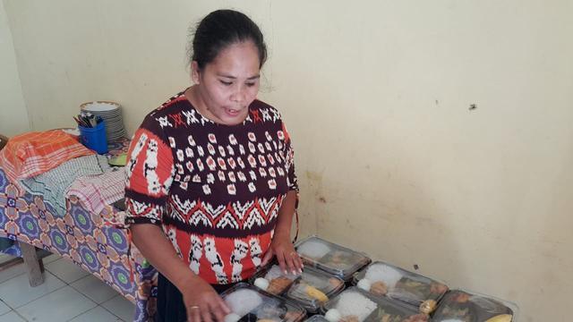 Anggota PKK Desa Sopo saat menyiapkan makanan untuk dikirim ke anak stunting dan ibu hamil Sumber Foto: Istimewa