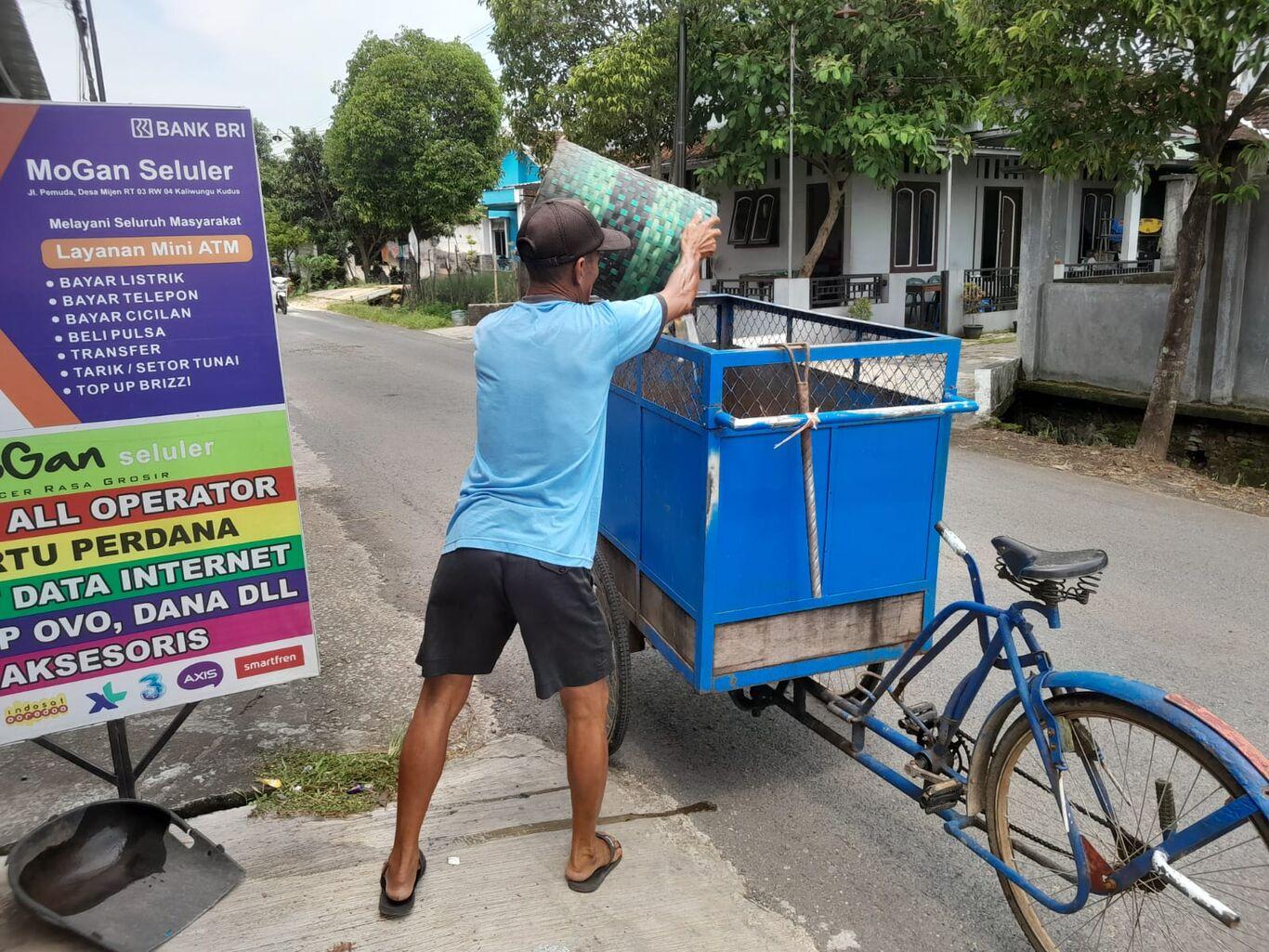 Salah satu pegawai pengelolaan sampah dari BUMDes Sapto Karyo Manunggal. Sumber Foto: Noor Syafaatul Udhma / Kanal Desa