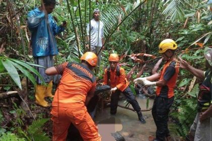 Tim SAR dan Warga saat Melakukan Pencarian Korban. Sumber foto: Dok. Basarnas Ambon