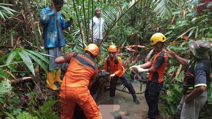 Tim SAR dan Warga saat Melakukan Pencarian Korban. Sumber foto: Dok. Basarnas Ambon