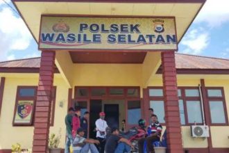 Warga saat diperiksa di Kantor Polsek Wasile Selatan. Sumber foto: Istimewa