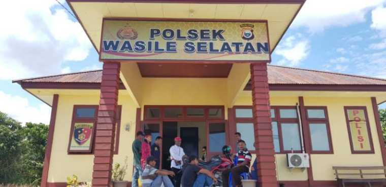 Warga saat diperiksa di Kantor Polsek Wasile Selatan. Sumber foto: Istimewa