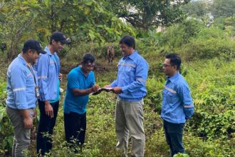 Penyerahan bantuan hewan kurban oleh PT Wanatiara Persada. Sumber foto: Istimewa