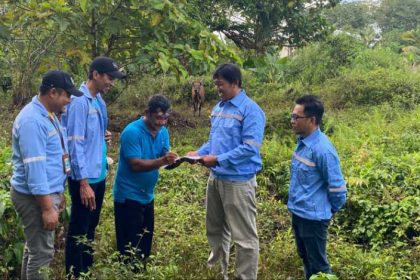 Penyerahan bantuan hewan kurban oleh PT Wanatiara Persada. Sumber foto: Istimewa