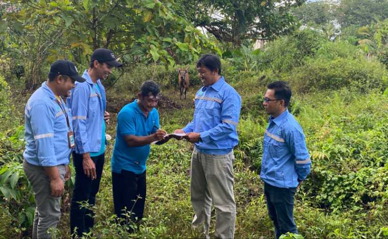 Penyerahan bantuan hewan kurban oleh PT Wanatiara Persada. Sumber foto: Istimewa