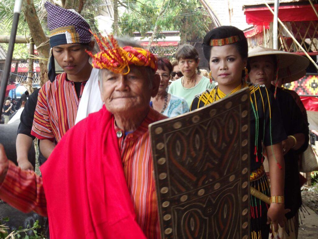 Tetua adat sedang memimpin ritual khas Suku Toraja. Sumber foto : Pengelola Desa Wisata Panta'nakan Lolo Kesu'.