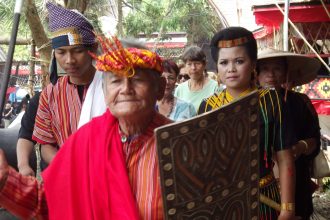Tetua adat sedang memimpin ritual khas Suku Toraja. Sumber foto : Pengelola Desa Wisata Panta'nakan Lolo Kesu'.