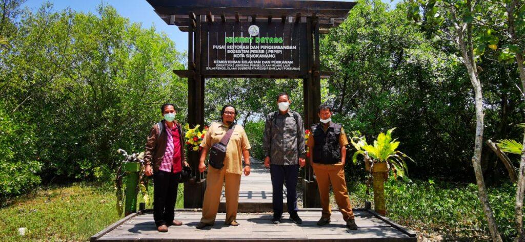 Tugu selamat datang di Desa Wisata Mangrove Setapuk Besar. Sumber Foto : Desa Wisata Mangrove Setapuk Besar.