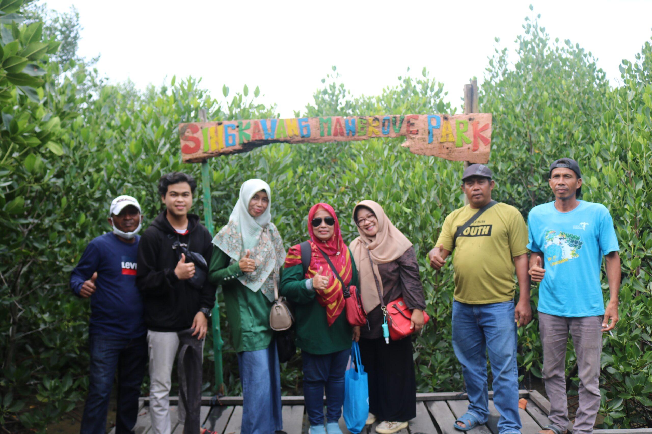 Wisatawan menikmati indahnya pohon mangrove di Kawasan Wisata Mangrove Setapuk Besar. Sumber foto : Pengelola Desa Wisata Mangrove Setapuk Besar.