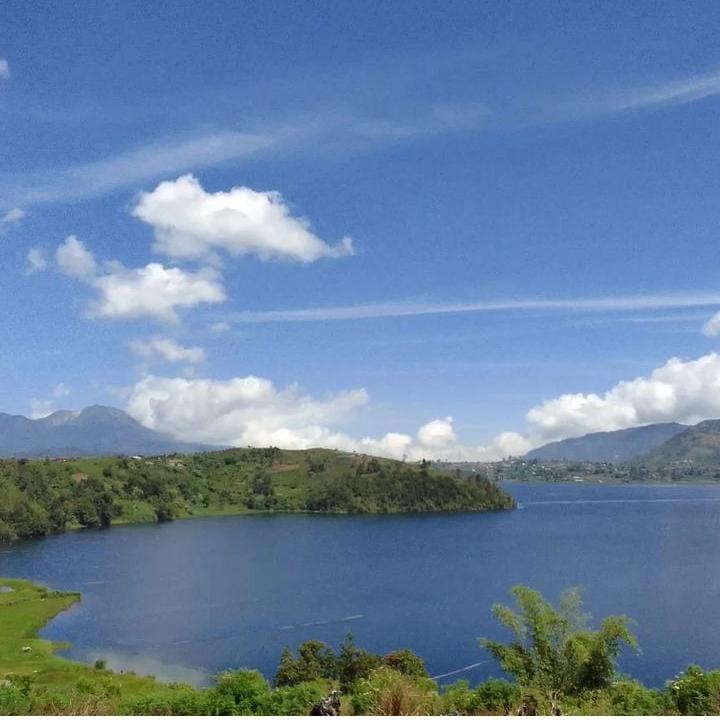 Panorama keindahan Danau Dia Atas dari atas bukit Desa Wisata Jorang Gurun Gota. Sumber foto : Pengelola Deda Wisata Jorong Gurun Dota.