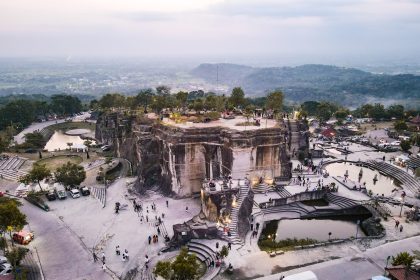 Keindahan Tebing Breksi di Desa Wisata Sambirejo dengan pengunjung yang membludak. Sumber foto : Pengelola Desa Wisata Sambirejo.