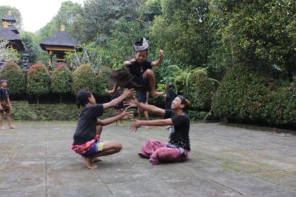 Kelompok Pondok Literasi Sabih (PLS) Desa Pedawa saat merekonstruksi permainan tradisional yang ada di Desa Pedawa. Sumber Foto: Istimewa