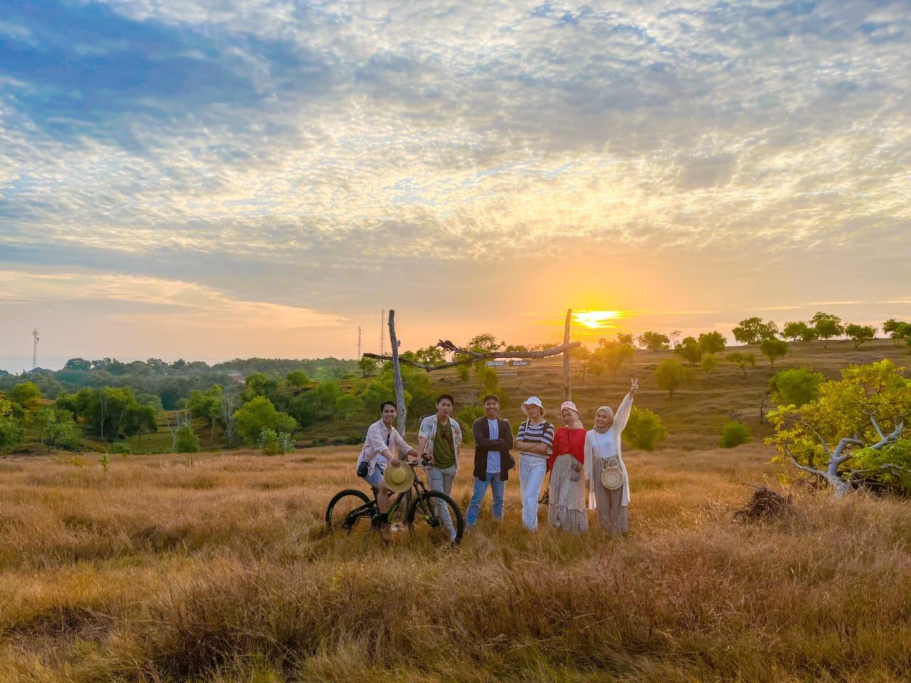 Pemandangan alam dan panorama matahari terbenam yang indah di perbukitan Desa Bira Tengah. Sumber foto : Pengelola Desa Wisata Bira Tengah.