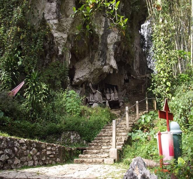 Makam Khas Suku Toraja di sisi bukit yanv menggunakan Peti Mayat bernama Erong. Sumber Foto : Pengelola Desa Wisata Panta'nakan Lolo Kesu'.