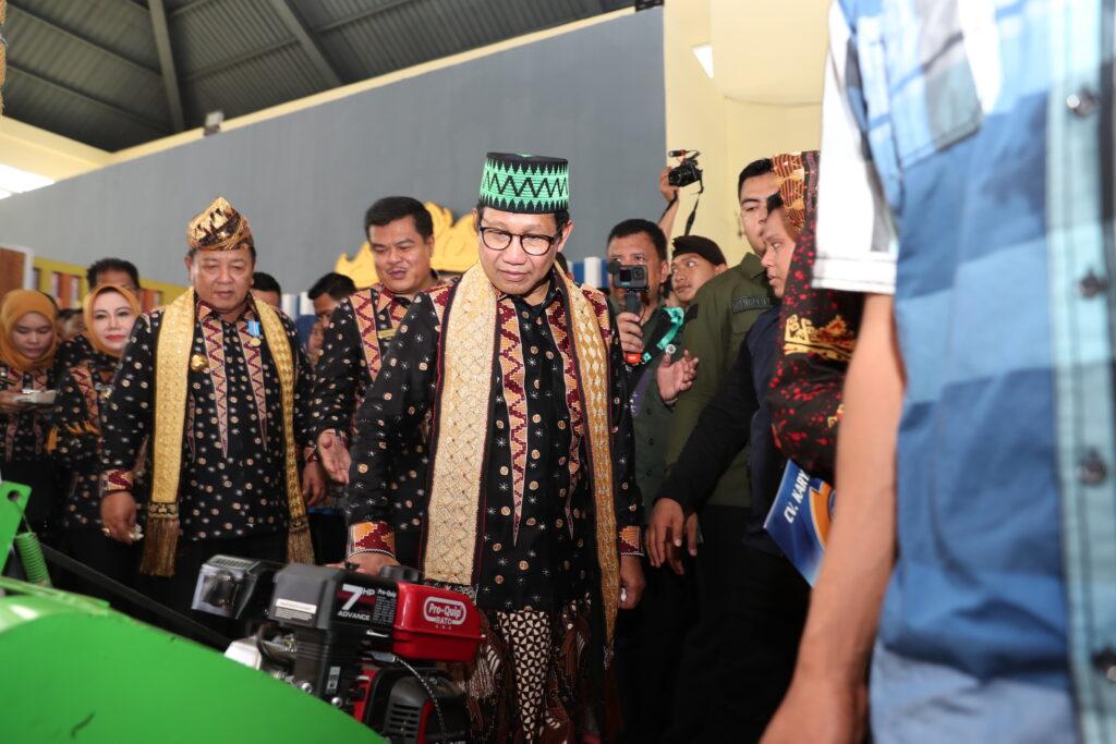 Mendes PDTT Gus Halim usai membuka GTTGN di Bandar Lampung. Sumber foto: Humas Kemendes PDTT.