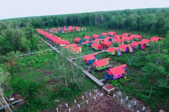 Kampung Pelangi suku asmat Sumber: Instagram @asmatpapua_id