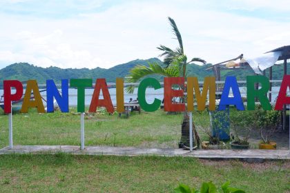 Tugu Pantai Cemara Desa Wisata Lembar Selatan. Sumber foto : Pengelola Desa Wisata Lembar Selatan.