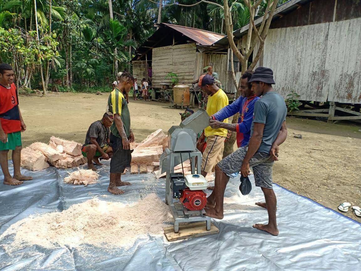 Proses Penggilingan Sagu, Sumber Foto: Twitter @TNIAD