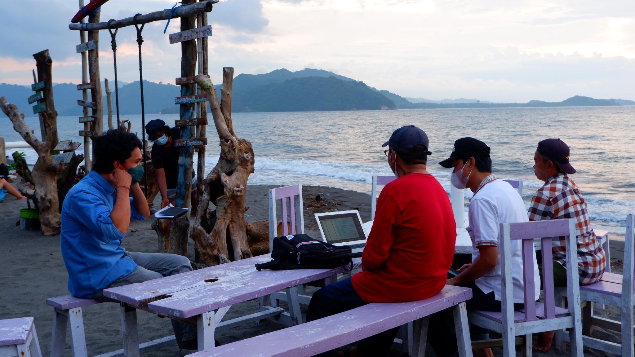 Warga Bersantai di Pantai Cemara Desa Wisata Lembar Selatan. Sumber foto : Pengelola Desa Wisata Lember Selatan.