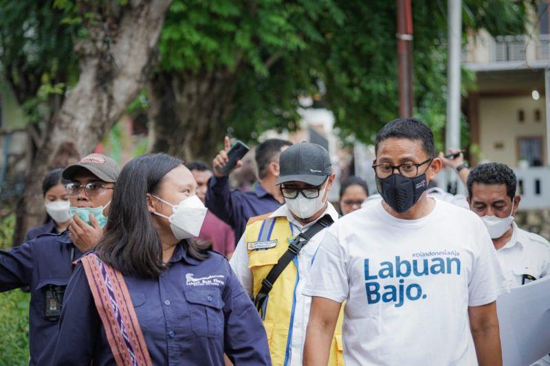 Menteri Pariwisata dan Ekonomi Kreatif Sandiaga Salahuddin Uno (kanan) dan Direktur Utama BPOLBF Shana Fatina (kiri) di Labuan Bajo Sumber Foto: Istimewa