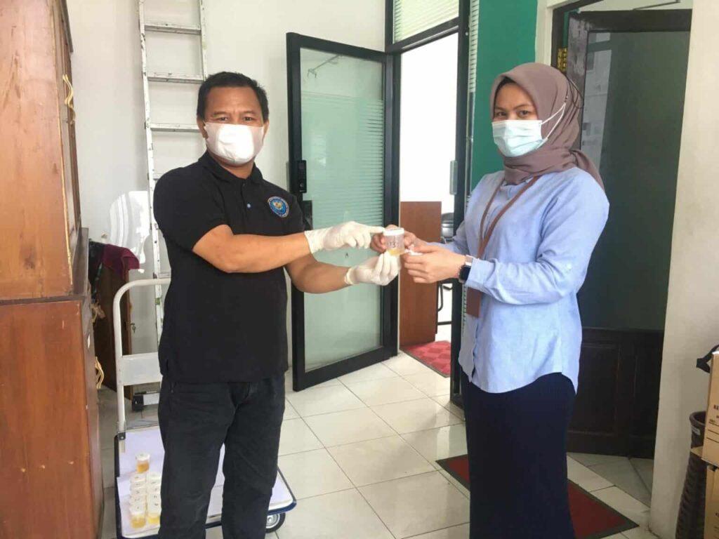 130 Kepala Desa Lakukan Tes Urine. Sumber foto: kalsel.bnn.go.id