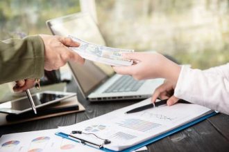 Ilustrasi foto transaksi pencairan uang, sumber foto, freepik.com