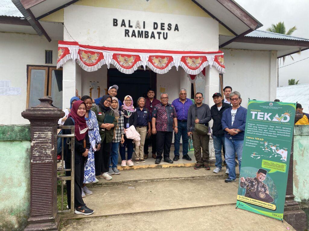 Kemendes PDTT bersama Internasional Fund Agriculture Development (IFAD) meninjau proses pemberdayaan masyarakat di Desa Rambatu, Seram Bagian Barat, Maluku. Sumber: Humas Kemendes PDTT.