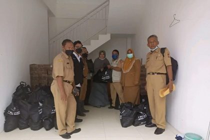 Dinsos Jember Bagikan Bansos, Sumber Foto: Facebook Dinas Sosial Kabupaten Jember