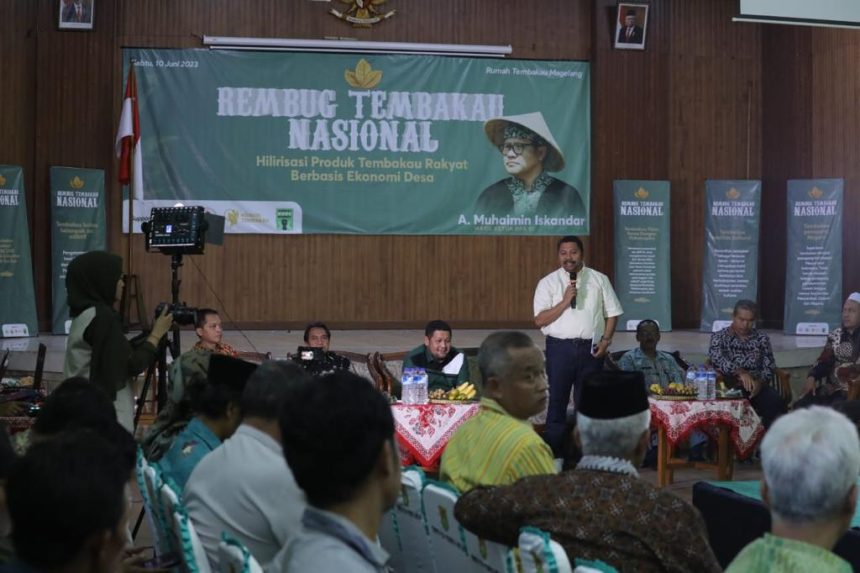 Sekretaris BPSDM Kemendesa PDTT Asnawi Sabil memberi sambutan sekaligus membuka acara Diseminasi Sistem Pembelajaran Mandiri Masyarakat Melalui Dana Desa untuk Mendukung Percepatan Pembangunan Ekonomi Desa, Daerah Tertinggal, dan Transmingrasi di Kantor Desa Pucungrejo Kecamatan Muntilan, Kabupaten Magelang, Provinsi Jawa Tengah. Sumber foto: Humas Kemendes PDTT.