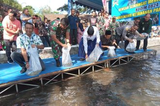 penebaran benih ikan oleh Forkopimda Jember Sumber Foto: https://ppid.jemberkab.go.id/