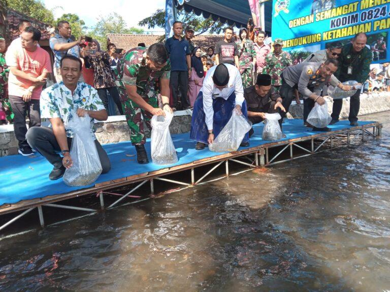 penebaran benih ikan oleh Forkopimda Jember Sumber Foto: https://ppid.jemberkab.go.id/