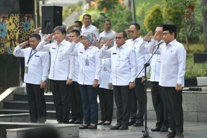 Mendes PDTT Abdul Halim Iskandar saat membina Apel Pegawai Kemendes PDTT, Senin (12/06/2023). Sumber foto: Humas Kemendes PDTT.