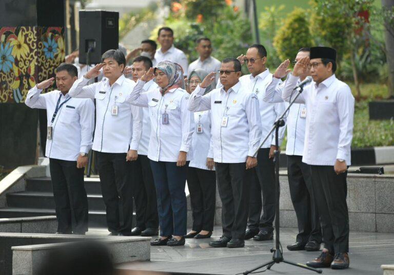 Mendes PDTT Abdul Halim Iskandar saat membina Apel Pegawai Kemendes PDTT, Senin (12/06/2023). Sumber foto: Humas Kemendes PDTT.