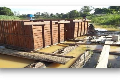 menghentikan budidaya ikan di keramba karena kualitas air yang tidak merata, mengakibatkan ribuan ikan mati. Sumber foto : diskan.kutaibaratkab.go.id