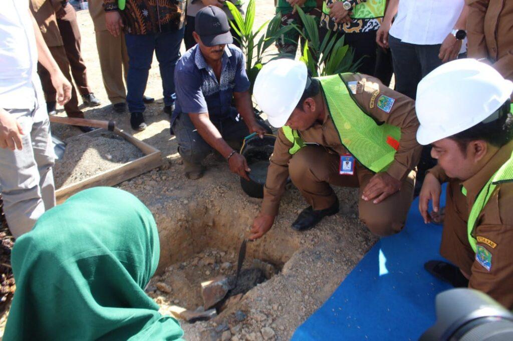 Peletakan batu pertama pembangunan pabrik sawit Oleh Pj Bupati Aceh Jaya Nurudin, Sumber foto: https://www.acehjayakab.go.id/