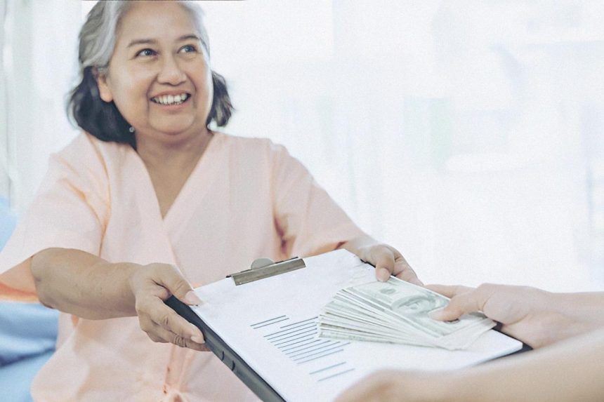 Ilustrasi Seorang Nenek Terima Bansos. Sumber Foto: Freepik