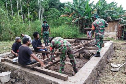 Perangkat Desa Angkinang, Hulu Sungai Selatan (HSS), bersama anggota TNI, anggota Polri serta penduduk sekitar bekerja sama melaksanakan pembangunan rumah. Sumber foto :tniad.mil.id