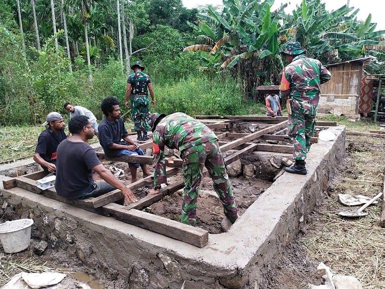 Perangkat Desa Angkinang, Hulu Sungai Selatan (HSS), bersama anggota TNI, anggota Polri serta penduduk sekitar bekerja sama melaksanakan pembangunan rumah. Sumber foto :tniad.mil.id