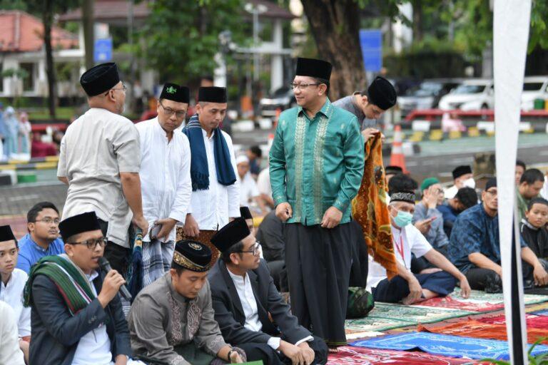 Sekjen Taufik Madjid saat acara pemotongan kurban di Lapangan Parkiran Kemendes PDTT. Sumber foto: Humas Kemendes PDTT.